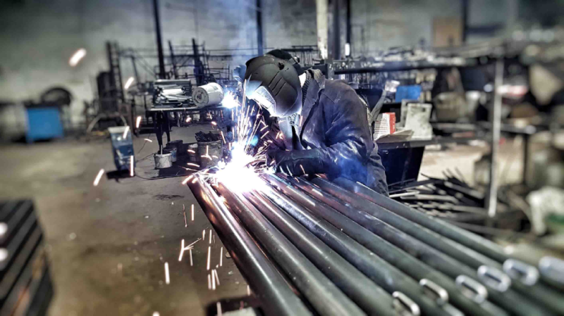 Какие материалы используют при изготовлении уличного спортивного оборудования в Махачкале?